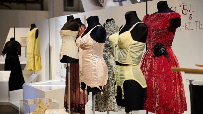 Blick in die Ausstellung: Miederwaren auf Figurinen. Blick in die Ausstellung: Miederwaren auf Figurinen.